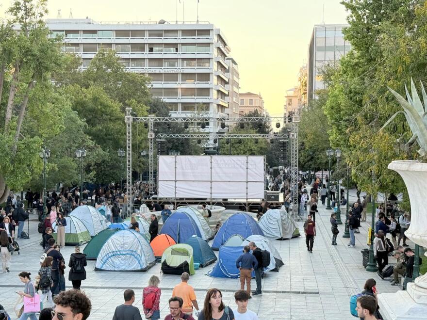 Φοιτητές στήνουν ξανά σκηνές στο Σύνταγμα, δείτε βίντεο και φωτογραφίες
