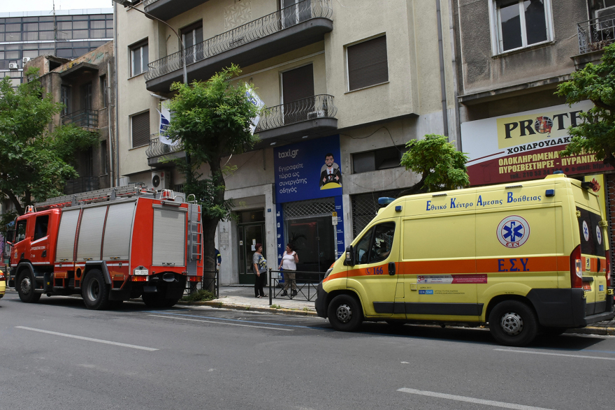 Φωτιά σε διαμέρισμα στη Μάρνη -  Η δραματική διάσωση γυναίκας - Δείτε βίντεο