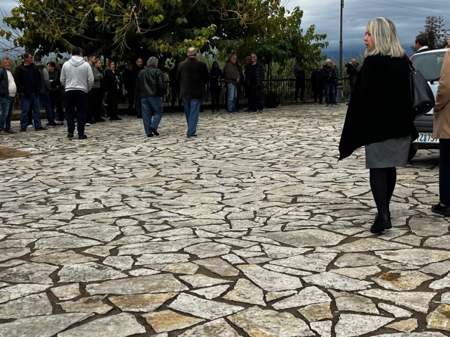 Θρήνος στην κηδεία της 43χρονης Δώρας που δολοφονήθηκε στο Αγρίνιο - Οργή για τον 30χρονο, οδηγείται στον εισαγγελέα