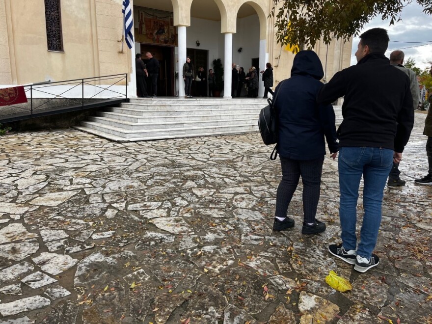 Θρήνος στην κηδεία της 43χρονης Δώρας που δολοφονήθηκε στο Αγρίνιο - Οργή για τον 30χρονο, οδηγείται στον εισαγγελέα