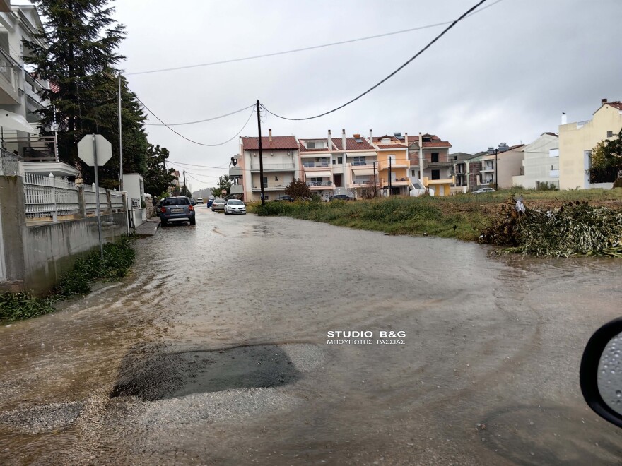 Ναύπλιο: Προβλήματα από την έντονη βροχόπτωση στους δρόμους - Δείτε βίντεο
