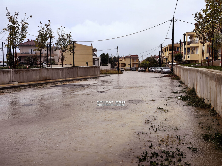 Ναύπλιο: Προβλήματα από την έντονη βροχόπτωση στους δρόμους - Δείτε βίντεο