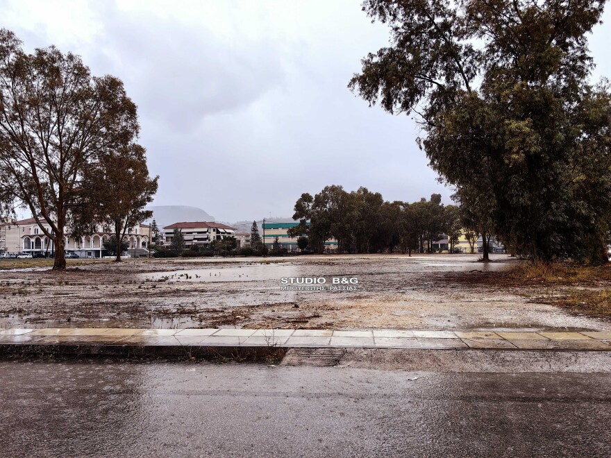 Ναύπλιο: Προβλήματα από την έντονη βροχόπτωση στους δρόμους - Δείτε βίντεο