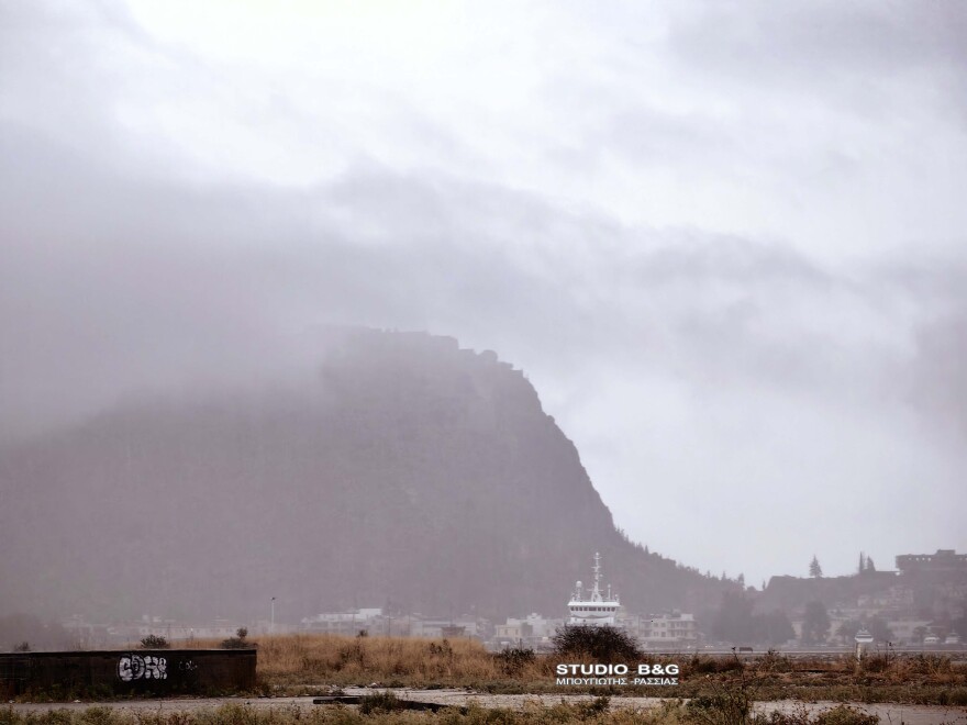 Ναύπλιο: Προβλήματα από την έντονη βροχόπτωση στους δρόμους - Δείτε βίντεο