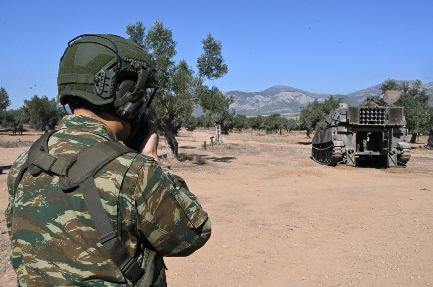 Ένοπλες Δυνάμεις: Άσκηση του Πυροβολικού στα Μέγαρα με παρατηρούμενες βολές