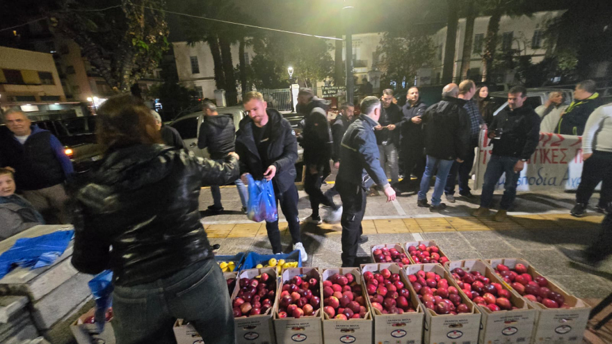 Μαγνησία: Μηχανοκίνητη πορεία των αγροτών στον Βόλο - Μοίρασαν μήλα, δείτε βίντεο και φωτογραφίες 