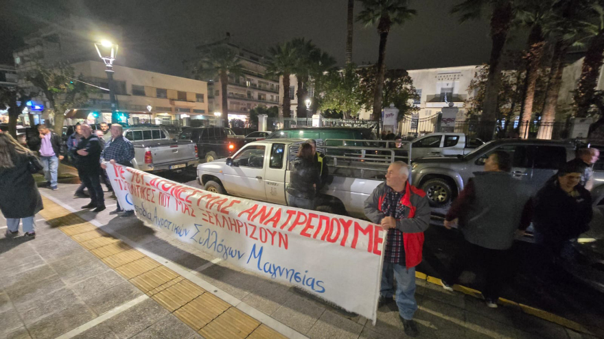 Μαγνησία: Μηχανοκίνητη πορεία των αγροτών στον Βόλο - Μοίρασαν μήλα, δείτε βίντεο και φωτογραφίες 