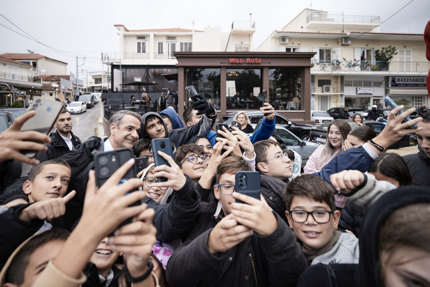 Βόλτα με το πρωθυπουργικό αυτοκίνητο για μαθητή στο Καπανδρίτι, η «ζήλια» των συμμαθητών και οι σέλφι