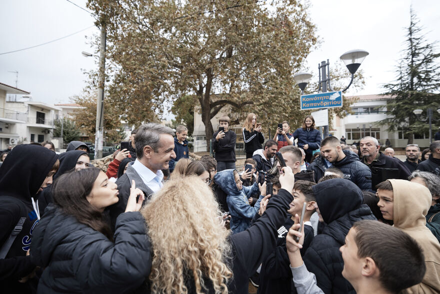 Βόλτα με το πρωθυπουργικό αυτοκίνητο για μαθητή στο Καπανδρίτι, η «ζήλια» των συμμαθητών και οι σέλφι