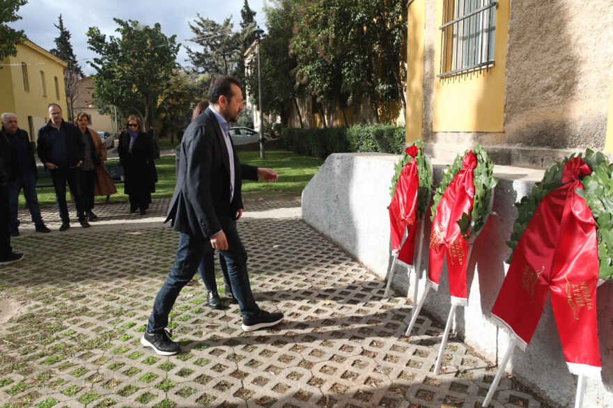 Αντιπροσωπεία του ΣΥΡΙΖΑ κατέθεσε στεφάνι στο μνημείο του ΕΑΤ- ΕΣΑ - Δείτε βίντεο 