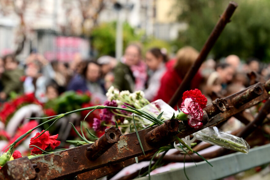 Ο κόσμος αφήνει λουλούδια και ζωγραφιές στο Πολυτεχνείο για την 51η επέτειο - Δείτε φωτογραφίες