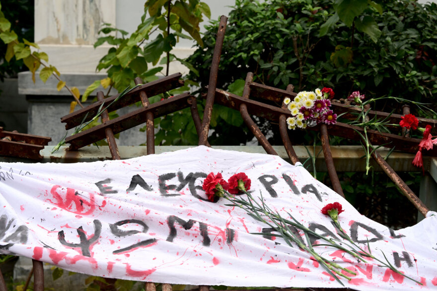 Ο κόσμος αφήνει λουλούδια και ζωγραφιές στο Πολυτεχνείο για την 51η επέτειο - Δείτε φωτογραφίες