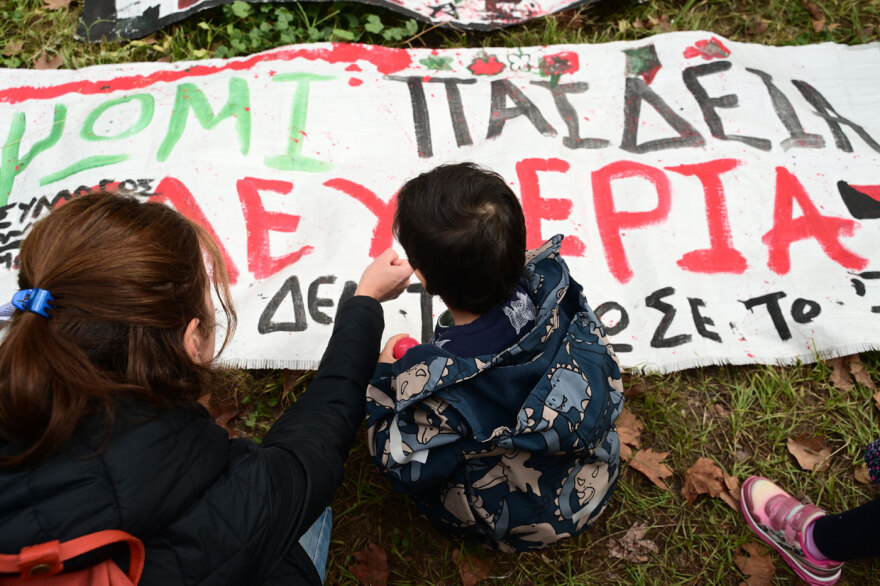 Ο κόσμος αφήνει λουλούδια και ζωγραφιές στο Πολυτεχνείο για την 51η επέτειο - Δείτε φωτογραφίες