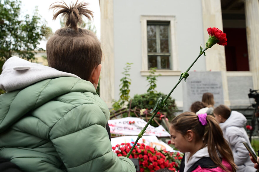 Ο κόσμος αφήνει λουλούδια και ζωγραφιές στο Πολυτεχνείο για την 51η επέτειο - Δείτε φωτογραφίες