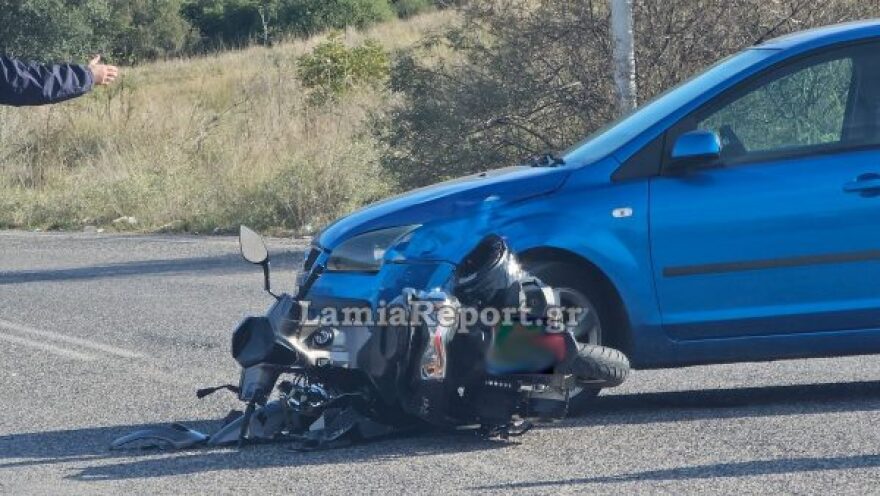 Λαμία: Τροχαίο με τραυματία οδηγό μηχανής - Δείτε φωτογραφίες