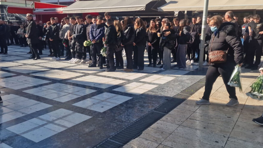 Βασίλης Μαντζουράνης - κηδεία: Πλήθος κόσμου στο τελευταίο αντίο του μέλους του συγκροτήματος «Δυτικές Συνοικίες»