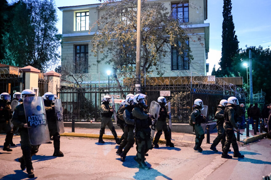 Προφυλακιστέος ο Νίκος Ρωμανός μετά την απολογία του - Επεισόδια στην Ευελπίδων