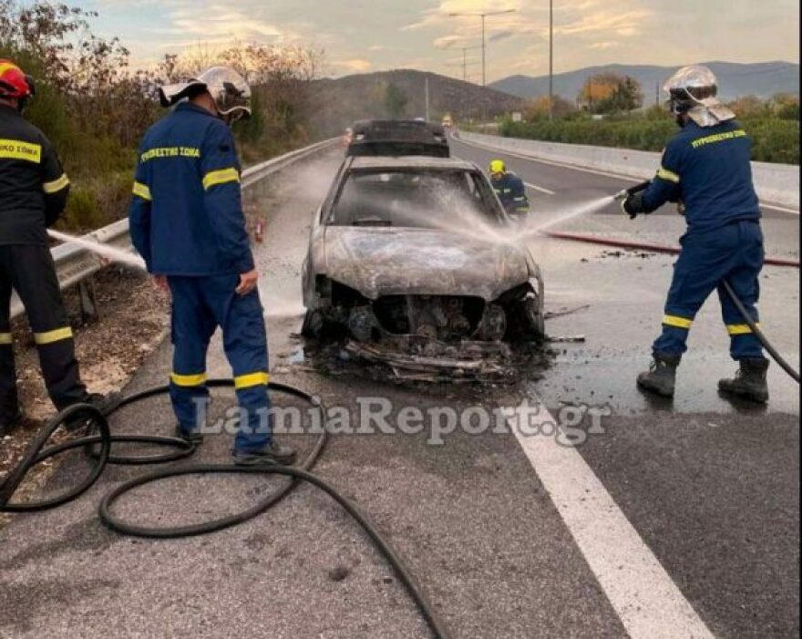 Αυτοκίνητο λαμπάδιασε στην εθνική οδό Λαμίας - Θεσσαλονίκης και έγινε έκρηξη