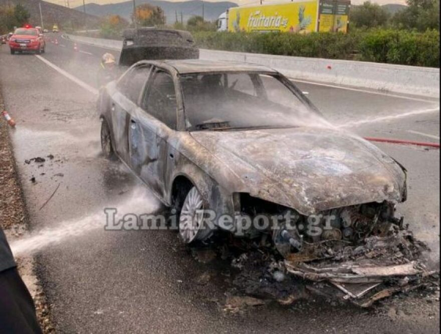 Αυτοκίνητο λαμπάδιασε στην εθνική οδό Λαμίας - Θεσσαλονίκης και έγινε έκρηξη