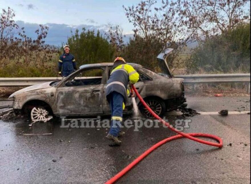 Αυτοκίνητο λαμπάδιασε στην εθνική οδό Λαμίας - Θεσσαλονίκης και έγινε έκρηξη