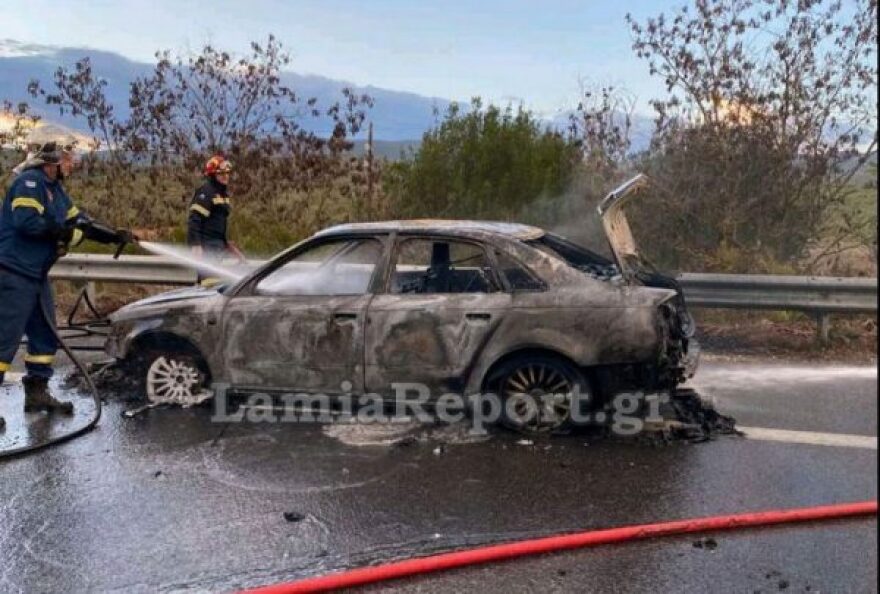 Αυτοκίνητο λαμπάδιασε στην εθνική οδό Λαμίας - Θεσσαλονίκης και έγινε έκρηξη