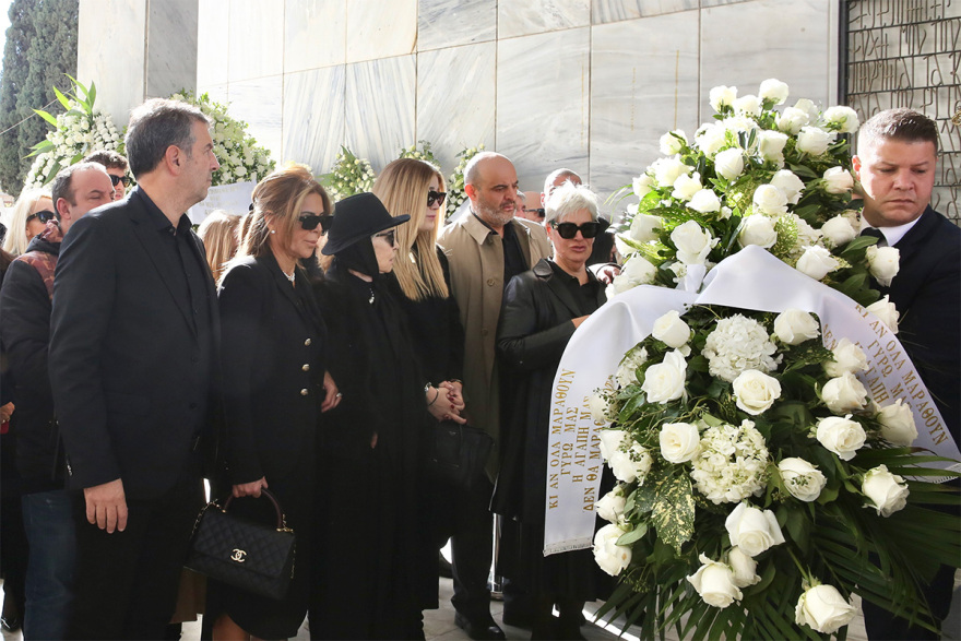 Δημήτρης Σούρας - Κηδεία: Το τελευταίο αντίο στον ψυχίατρο- Συντετριμμένες η γυναίκα και η κόρη του