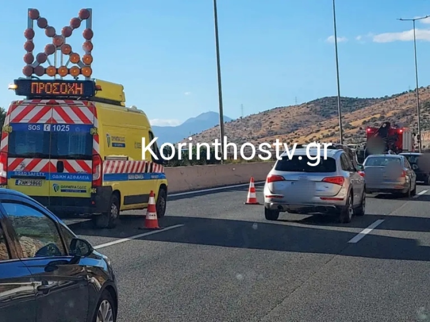 Εθνική Οδός Αθηνών – Κορίνθου: Τούμπαρε αυτοκίνητο μετά τα διόδια της Ελευσίνας, δείτε φωτογραφίες