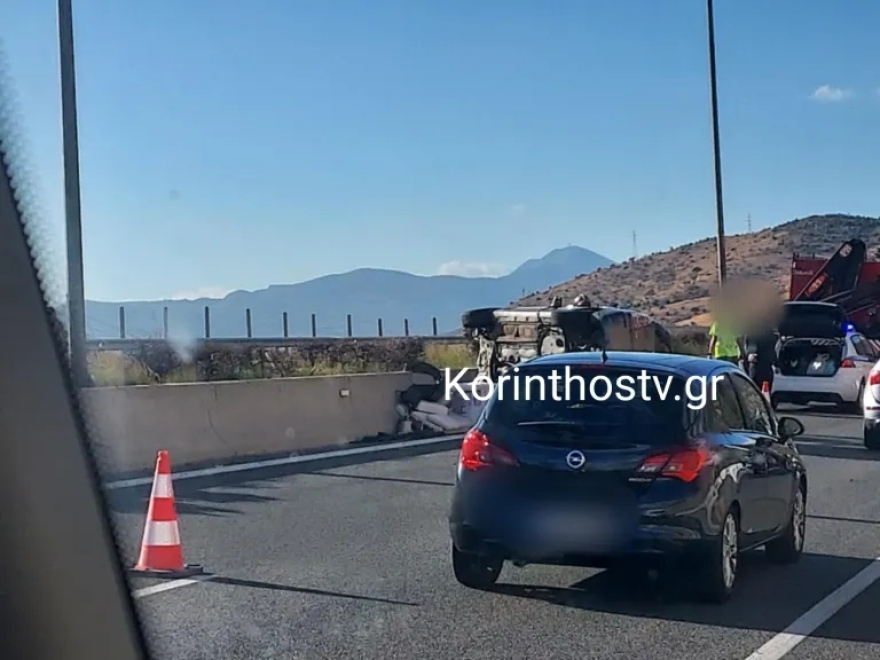 Εθνική Οδός Αθηνών – Κορίνθου: Τούμπαρε αυτοκίνητο μετά τα διόδια της Ελευσίνας, δείτε φωτογραφίες