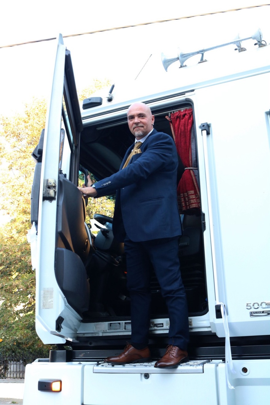 Λάρισα: Ζευγάρι παντρεύτηκε με νταλίκες και κόρνες στη διαπασών - Δείτε φωτογραφίες