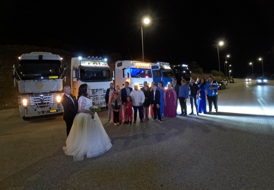 Λάρισα: Ζευγάρι παντρεύτηκε με νταλίκες και κόρνες στη διαπασών - Δείτε φωτογραφίες