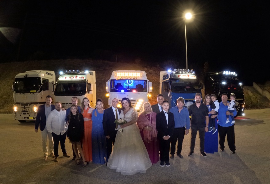 Λάρισα: Ζευγάρι παντρεύτηκε με νταλίκες και κόρνες στη διαπασών - Δείτε φωτογραφίες