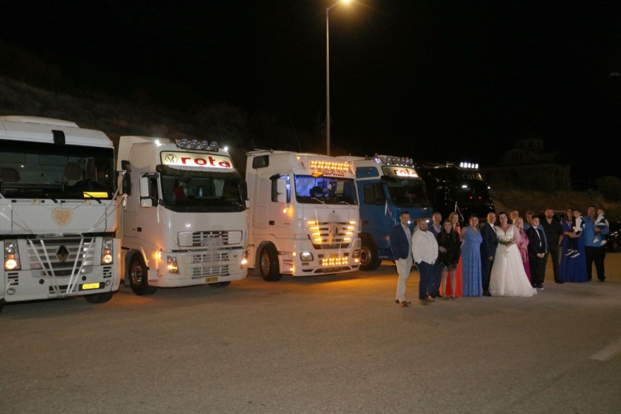 Λάρισα: Ζευγάρι παντρεύτηκε με νταλίκες και κόρνες στη διαπασών - Δείτε φωτογραφίες