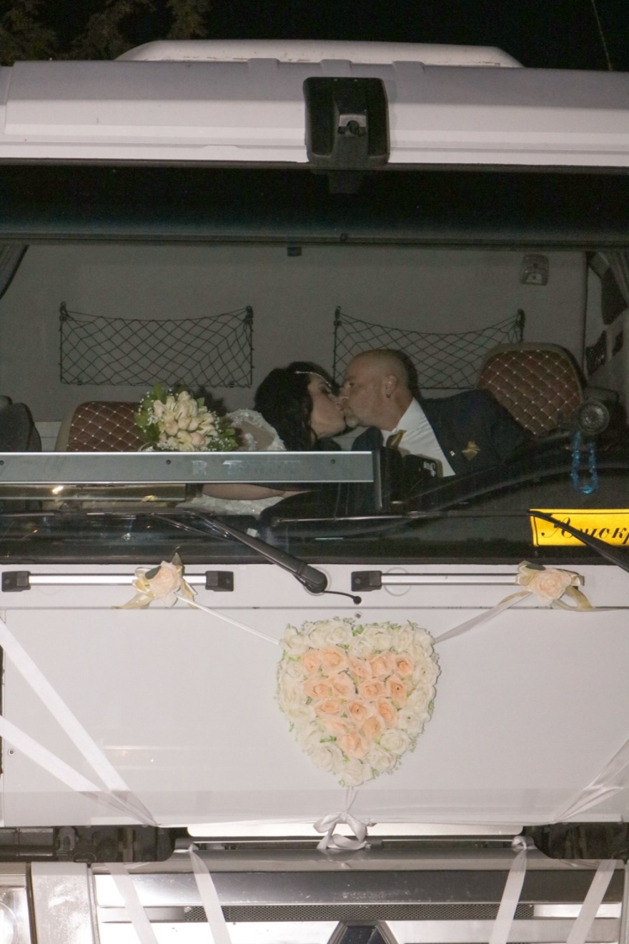 Λάρισα: Ζευγάρι παντρεύτηκε με νταλίκες και κόρνες στη διαπασών - Δείτε φωτογραφίες