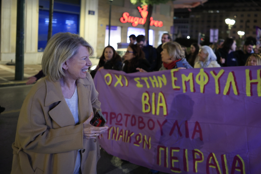 Διεθνής ημέρα εξάλειψης της βίας κατά των γυναικών: Μεγάλη συγκέντρωση στο κέντρο της Αθήνας