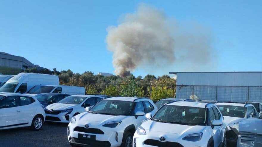 Φωτιά τώρα σε χώρο ανακύκλωσης οχημάτων στο Κορωπί - Δύο τραυματίες