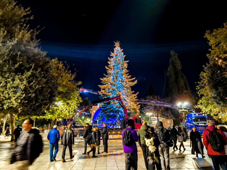 Στολίστηκε το χριστουγεννιάτικο δέντρο στην πλατεία Συντάγματος - Την Πέμπτη η φωταγώγηση