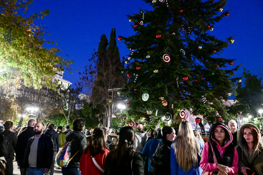 Φωταγωγηθηκε το χριστουγεννιάτικο δέντρο στο Σύνταγμα - Δείτε φωτογραφίες