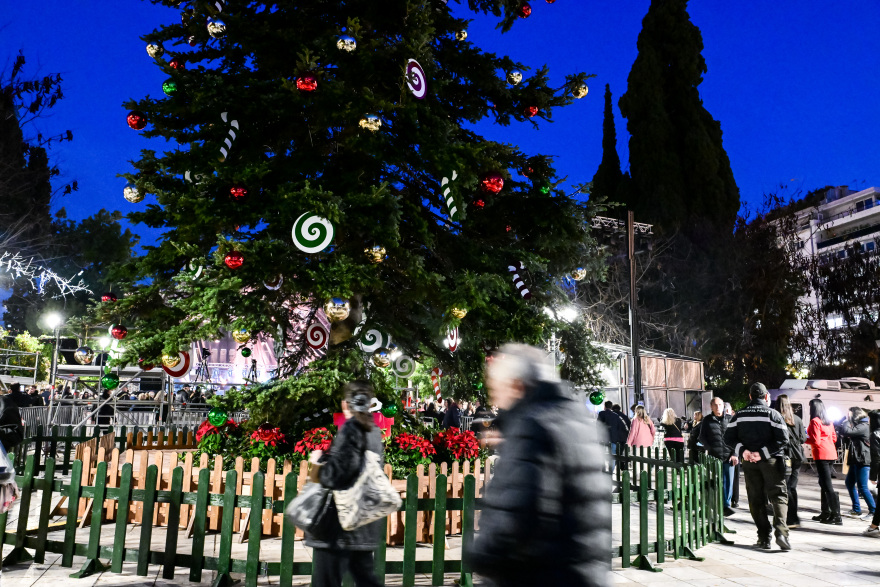 Φωταγωγήθηκε το χριστουγεννιάτικο δέντρο στο Σύνταγμα - Δείτε φωτογραφίες