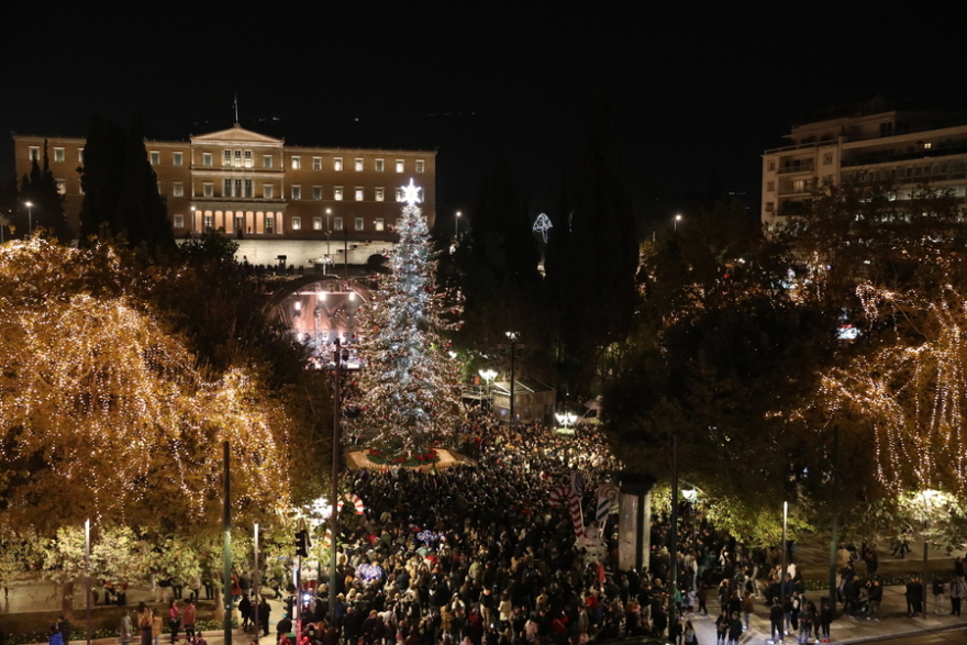 Φωταγωγηθηκε το χριστουγεννιάτικο δέντρο στο Σύνταγμα - Δείτε φωτογραφίες