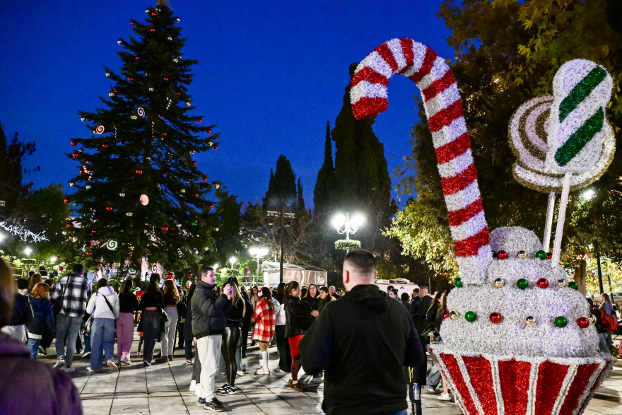 Φωταγωγηθηκε το χριστουγεννιάτικο δέντρο στο Σύνταγμα - Δείτε φωτογραφίες