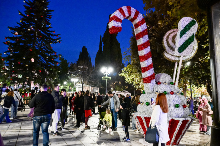 Φωταγωγήθηκε το χριστουγεννιάτικο δέντρο στο Σύνταγμα - Δείτε φωτογραφίες