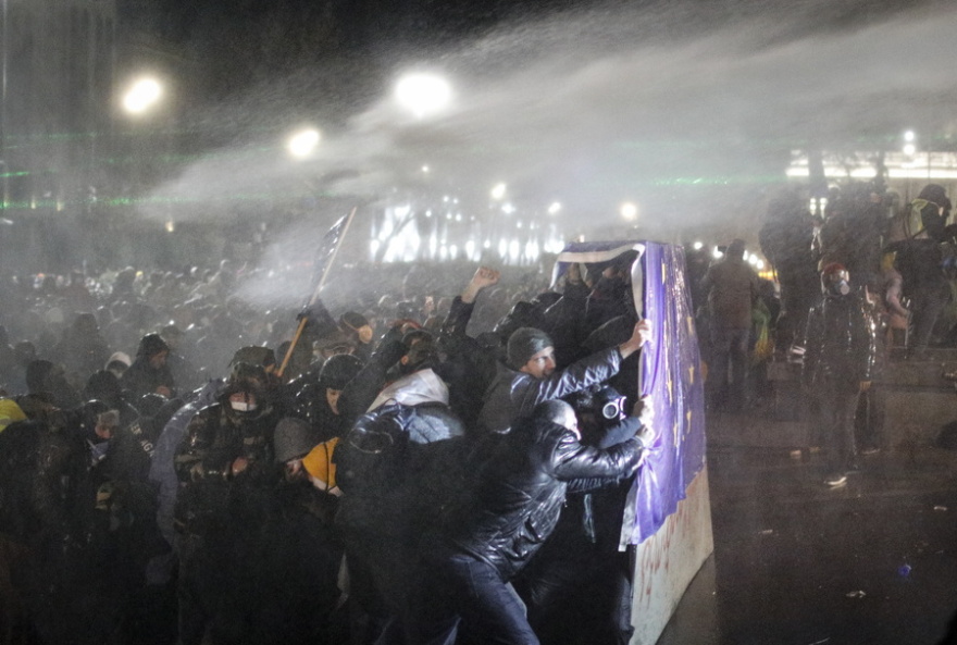 Γεωργία: Επεισόδια σε διαδήλωση υπέρ της ένταξης στην ΕΕ -  Δακρυγόνα και πλαστικές σφαίρες από την αστυνομία