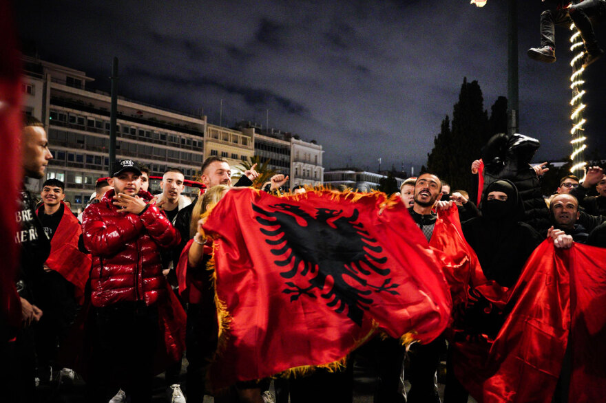 Αλβανοί γιόρτασαν στην πλατεία Συντάγματος την Ημέρα της Ανεξαρτησίας τους - Δείτε φωτογραφίες και βίντεο