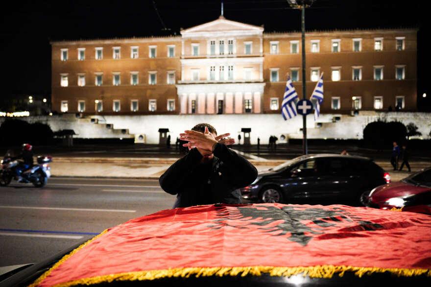 Αλβανοί γιόρτασαν στην πλατεία Συντάγματος την Ημέρα της Ανεξαρτησίας τους - Δείτε φωτογραφίες και βίντεο