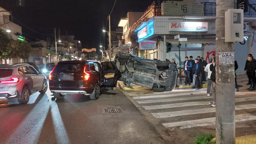 Τροχαίο στην Νέα Ερυθραία, απεγκλωβίστηκε άνδρας από ΙΧ που ανετράπη - Δείτε φωτογραφίες