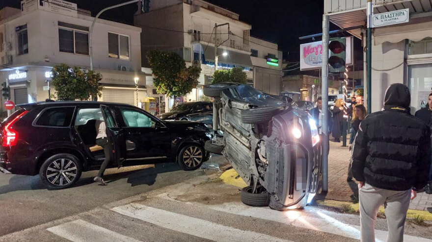 Τροχαίο στην Νέα Ερυθραία, απεγκλωβίστηκε άνδρας από ΙΧ που ανετράπη