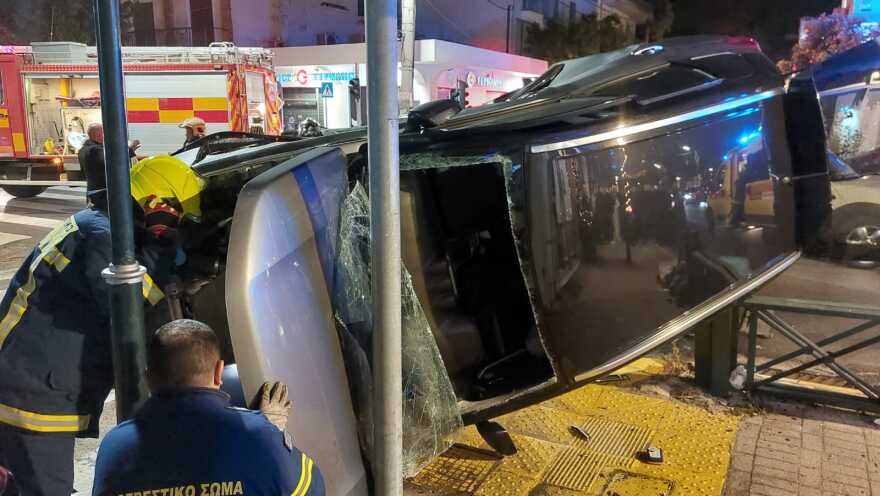 Τροχαίο στην Νέα Ερυθραία, απεγκλωβίστηκε άνδρας από ΙΧ που ανετράπη - Δείτε φωτογραφίες