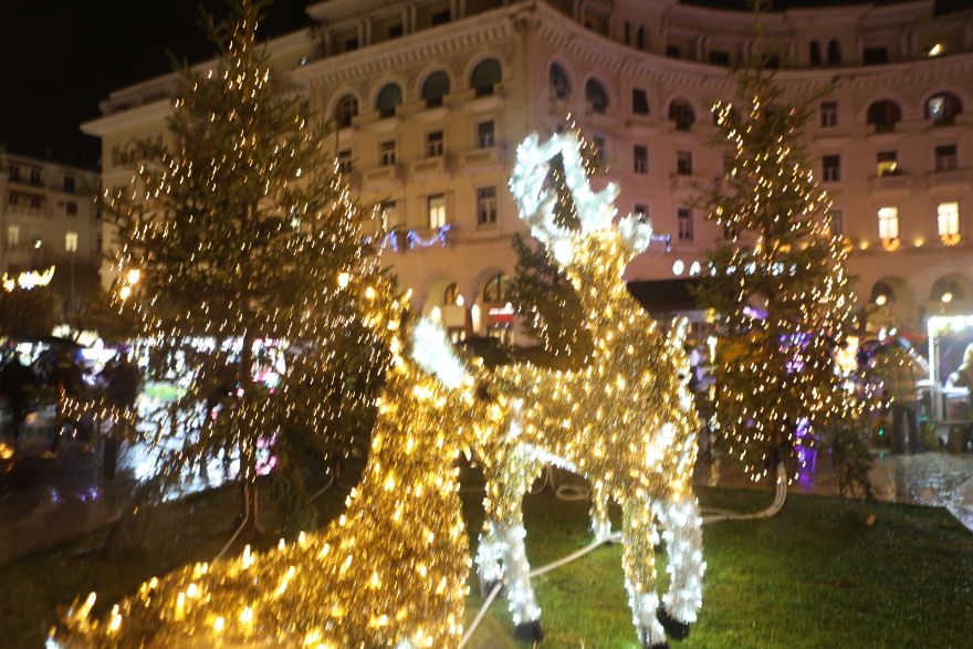 Φωταγωγήθηκε το χριστουγεννιάτικο δέντρο στη Θεσσαλονίκη - Δείτε βίντεο και φωτογραφίες