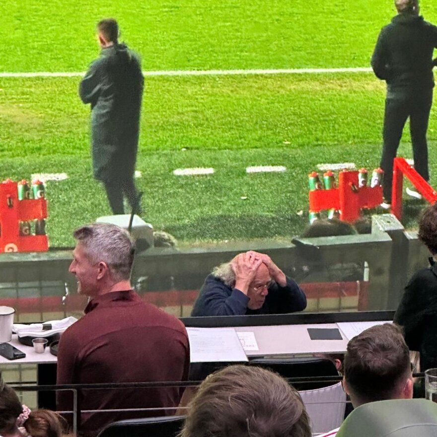 Ο Ντάνι Ντε Βίτο πανηγυρίζει έξαλλα τη νίκη της Ρέξαμ - Δείτε βίντεο