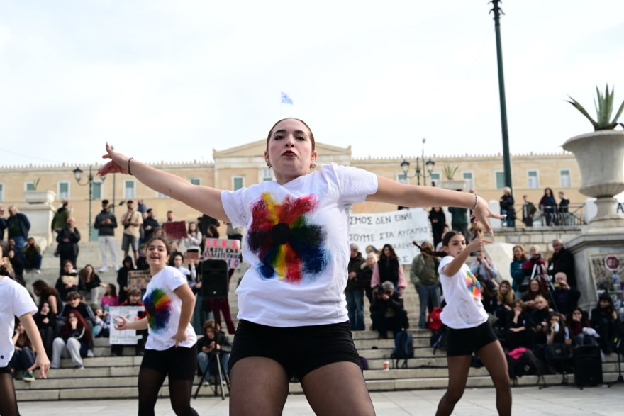 Μια διαφορετική διαμαρτυρία στο Σύνταγμα: Με χορό, θέατρο και μουσική οι μαθητές από τα Καλλιτεχνικά σχολεία της Αθήνας